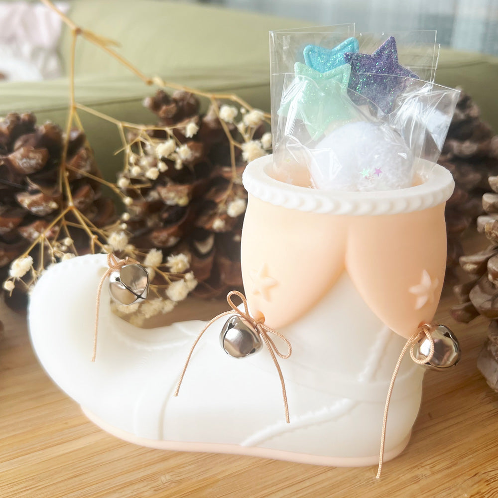 Elfenschuh gefüllt mit kleinen Geschenke