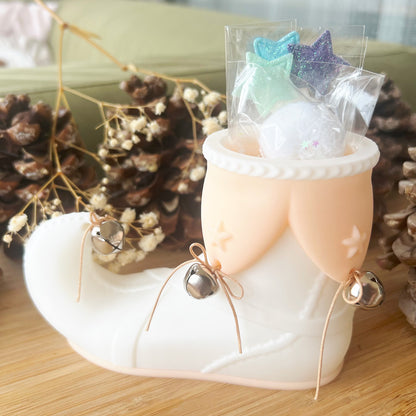 Elfenschuh gefüllt mit kleinen Geschenke