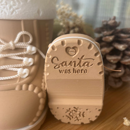 Schriftzug unter der Sohle: „Santa was here“