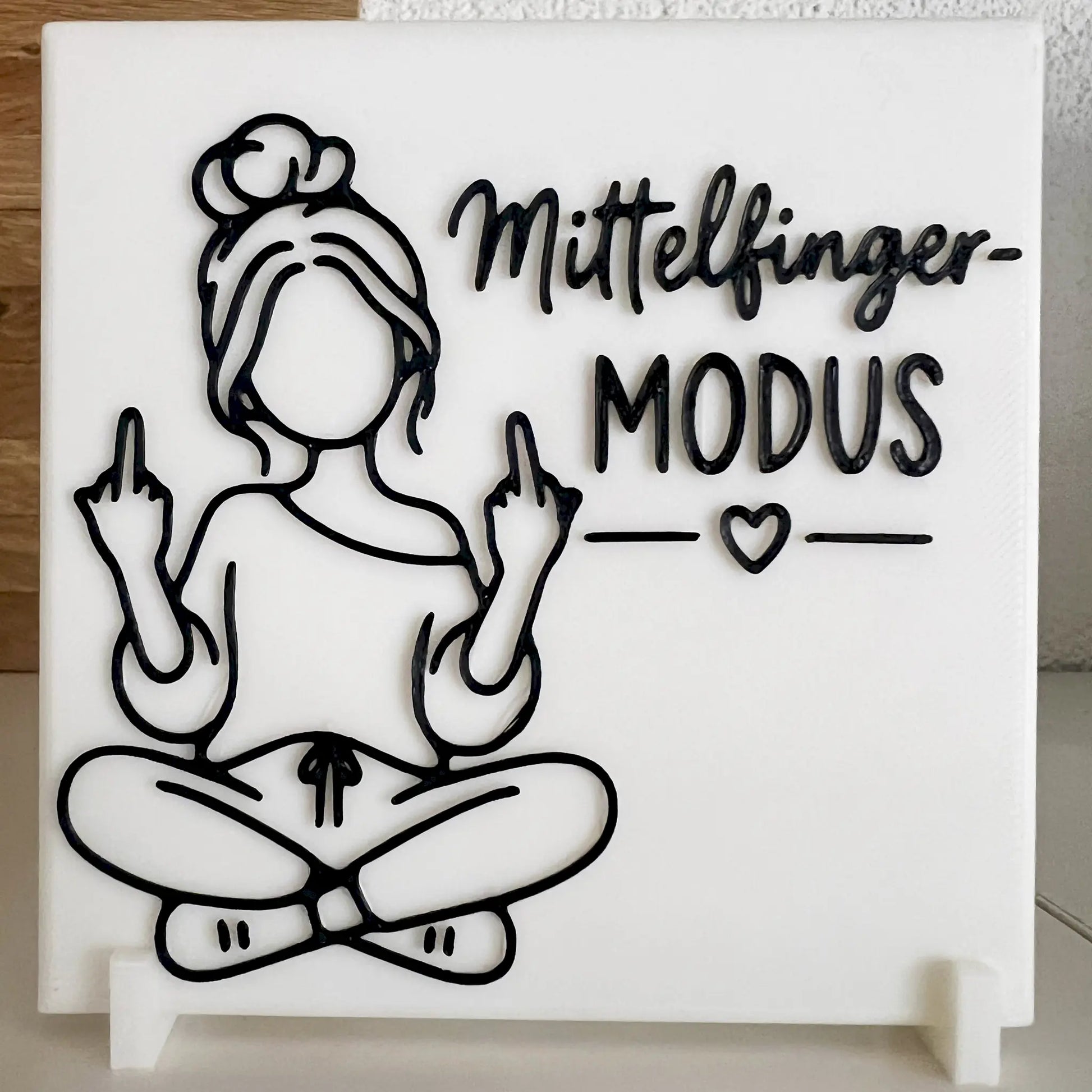 Ein kleines Schild mit «Mittelfinger-Modus» Botschaft im Detail