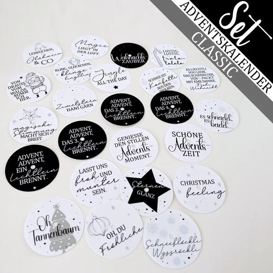 Ein Set mit 24 Teelichtbotschaften zum Basteln eines Zauberkerzen-Adventskalenders mit klassischen Sprüchen