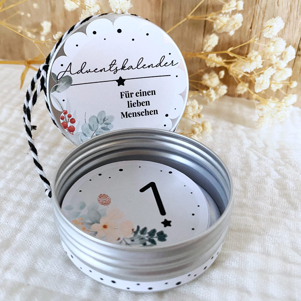 offene Dose eines Adventskalenders für einen lieben Menschen