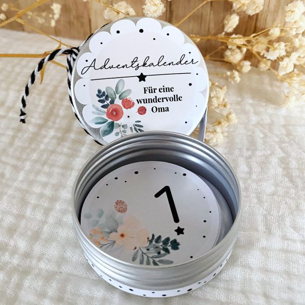 offene Dose eines Adventskalenders für eine wundervolle Oma