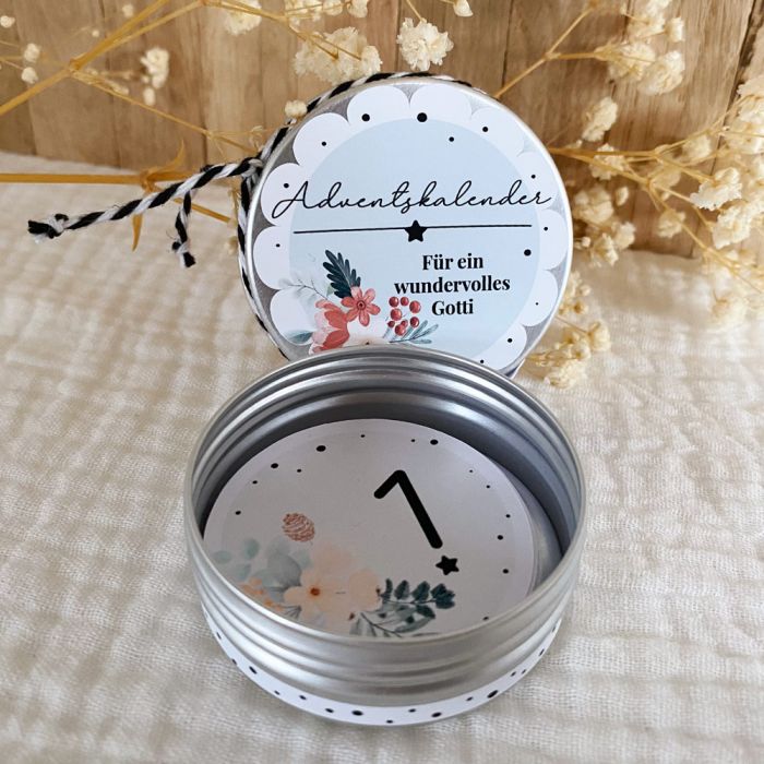 offene Dose eines Adventskalenders für ein wundervolles Gotti