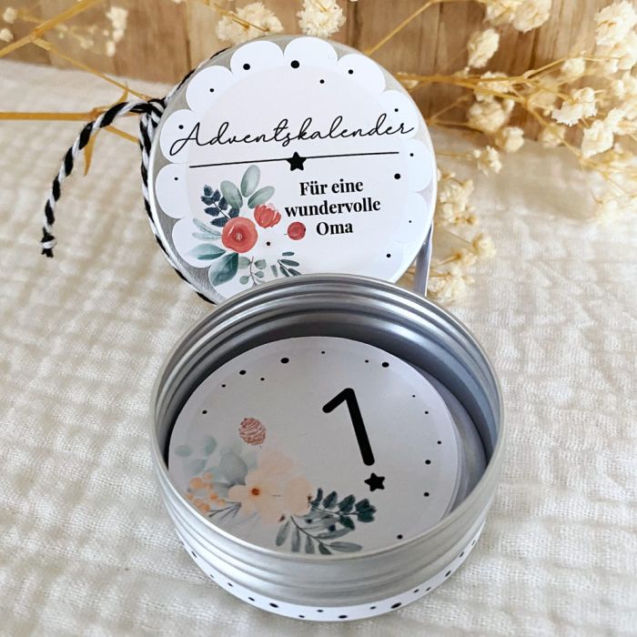 offene Dose eines Adventskalenders für eine wundervolle Oma